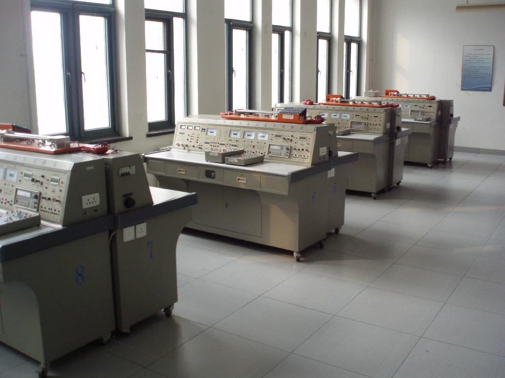 控制与机械工程学院电工实验室前身是电气实验室,2006年,教学力为加大基础性度,由原来单一的基础性实验向设计综合性和研究创新性实验形式转变,成立了电工电子实验中心,下设电工实验室。 目前,电工实验室下设2个实验分室,实验室面积约240平方米。电工实验室主要教学仪器设备有:数字万用表、高性能电工实验台等,主要承担全校非电类学生《电工电子学A(1)》、《电工学》、《电工电子学B》课程的实验任务。 电工实验室不仅能开设验证性、设计性、综合性实验,而且能开设部分创新性实验,为学生科技竞赛、毕业设计等提供服务。另外